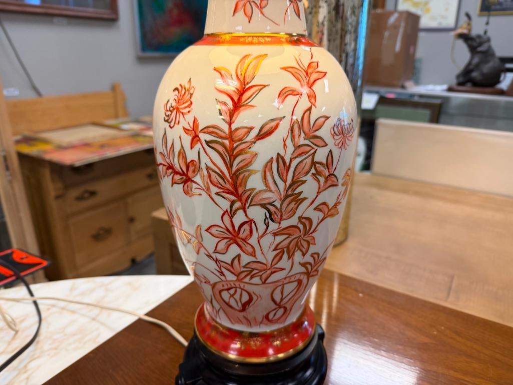 VINTAGE CHINESE PORCELAIN TABLE LAMP WITH HAND PAINTED AND GILT FLORAL DESIGN - 6