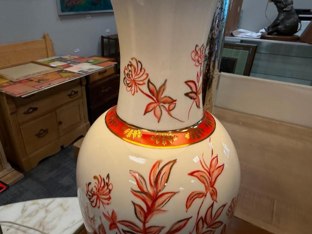 VINTAGE CHINESE PORCELAIN TABLE LAMP WITH HAND PAINTED AND GILT FLORAL DESIGN - 7