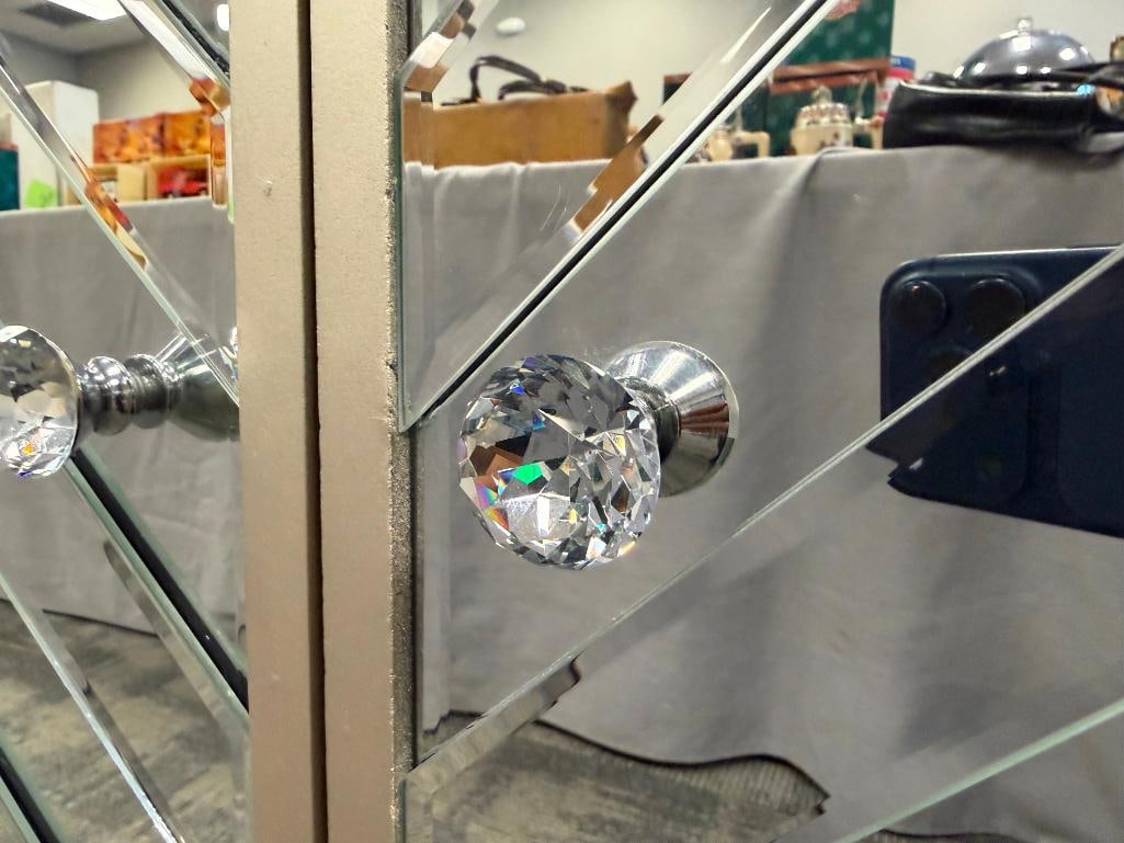 DECORATIVE MIRRORED ACCENT CABINET WITH MIRRORED PANELS AND BEWJELED KNOBS - 10