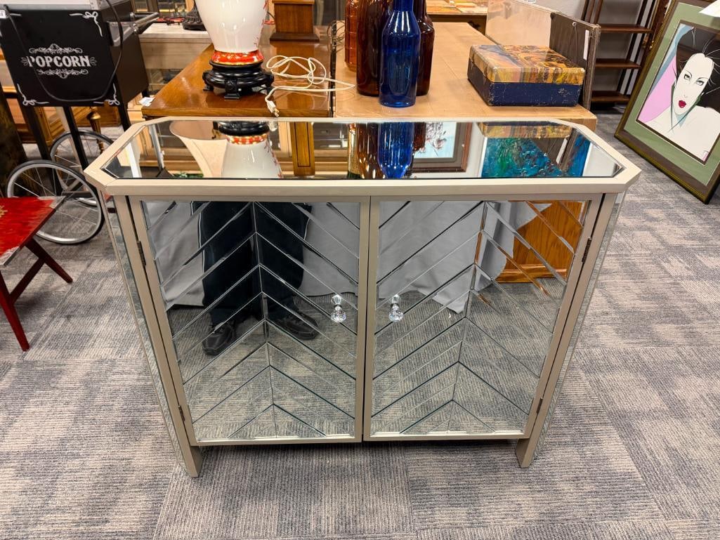 DECORATIVE MIRRORED ACCENT CABINET WITH MIRRORED PANELS AND BEWJELED KNOBS - 3