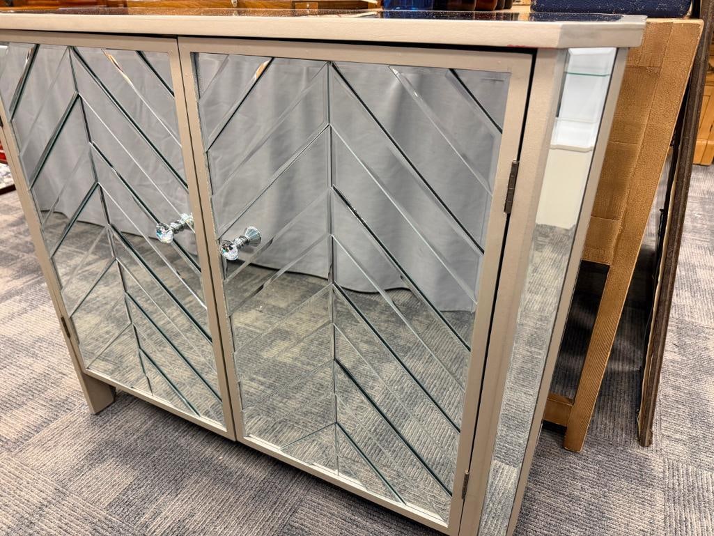 DECORATIVE MIRRORED ACCENT CABINET WITH MIRRORED PANELS AND BEWJELED KNOBS - 9