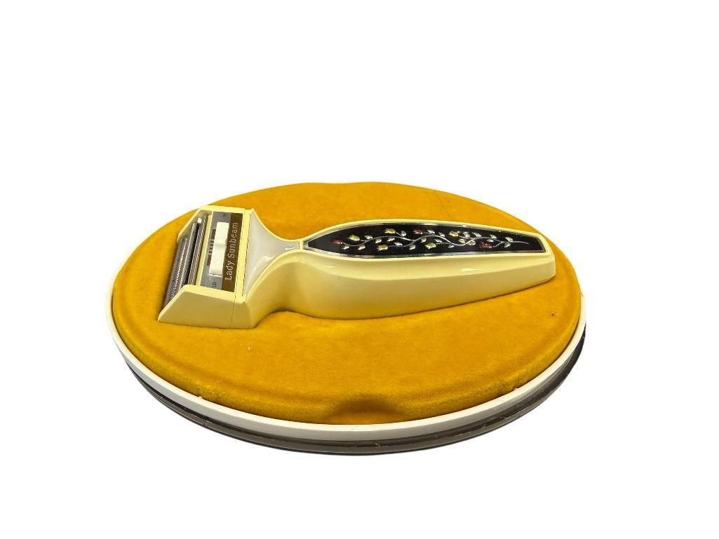 MID-CENTURY LADY SUNBEAM RASCAL ELECTRIC SHAVER: FEATURES A TULIP DESIGN WITH BLACKBACKGROUND ON THE HANDLE, INCLUDES ORIGINAL CASE 