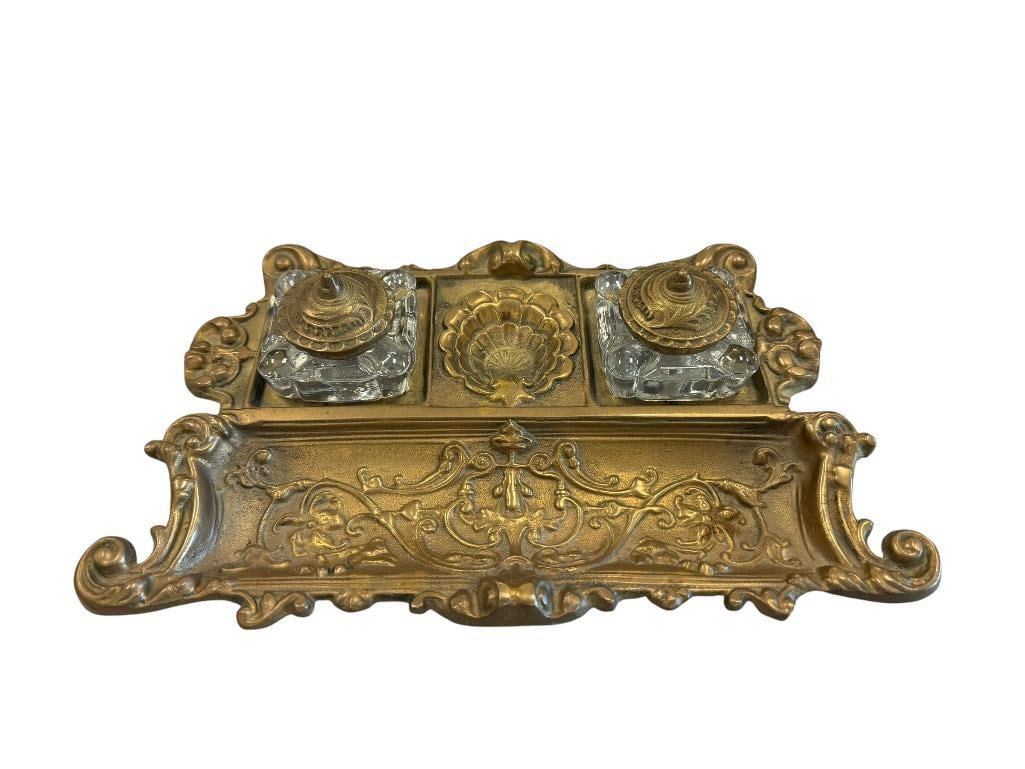 REPRODUCTION ORNATE VICTORIAN STYLED BRASS DUAL INKWELL WITH PEN HOLDER (1 of 13)