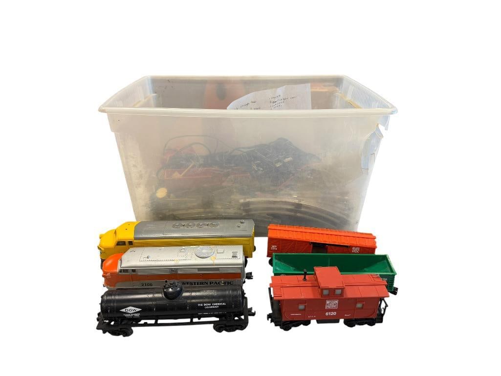VINTAGE WILLIAMS ELECTRIC TRAINS AND K-LINE DIESEL LOCOMOTIVE 027 GAUGE WITH TRAIN CARS AND TRACK (1 of 15)