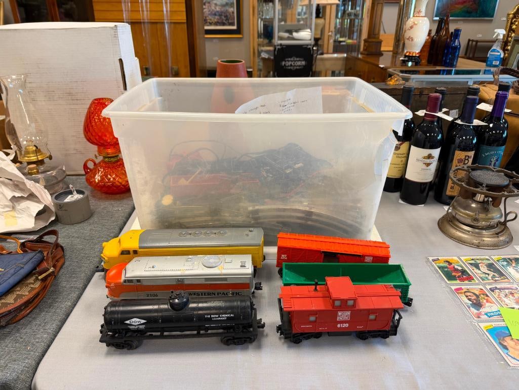 VINTAGE WILLIAMS ELECTRIC TRAINS AND K-LINE DIESEL LOCOMOTIVE 027 GAUGE WITH TRAIN CARS AND TRACK - 2