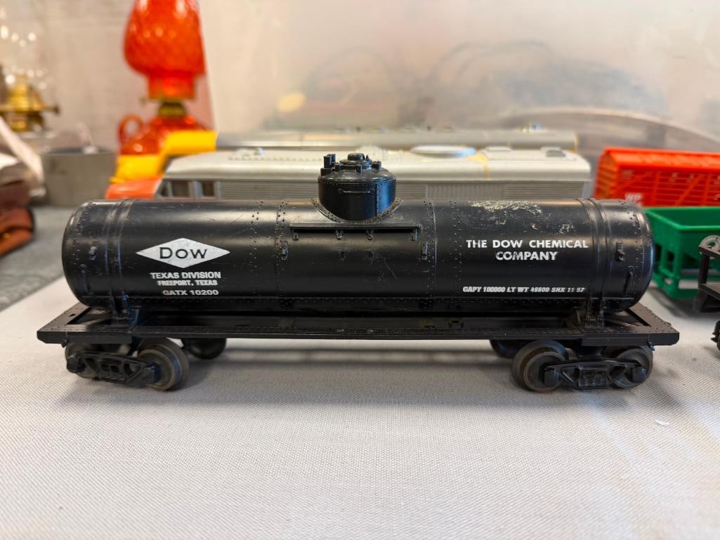 VINTAGE WILLIAMS ELECTRIC TRAINS AND K-LINE DIESEL LOCOMOTIVE 027 GAUGE WITH TRAIN CARS AND TRACK - 3