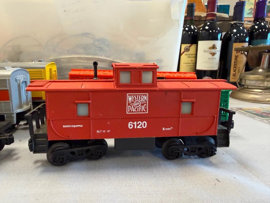 VINTAGE WILLIAMS ELECTRIC TRAINS AND K-LINE DIESEL LOCOMOTIVE 027 GAUGE WITH TRAIN CARS AND TRACK - 4