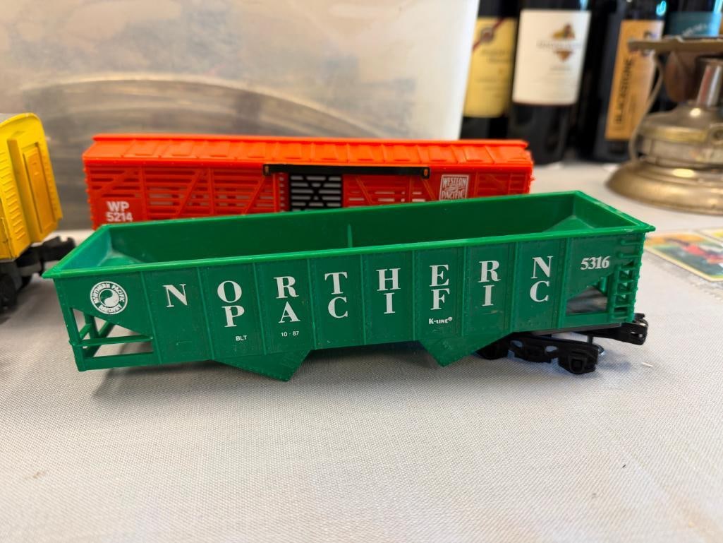 VINTAGE WILLIAMS ELECTRIC TRAINS AND K-LINE DIESEL LOCOMOTIVE 027 GAUGE WITH TRAIN CARS AND TRACK - 5