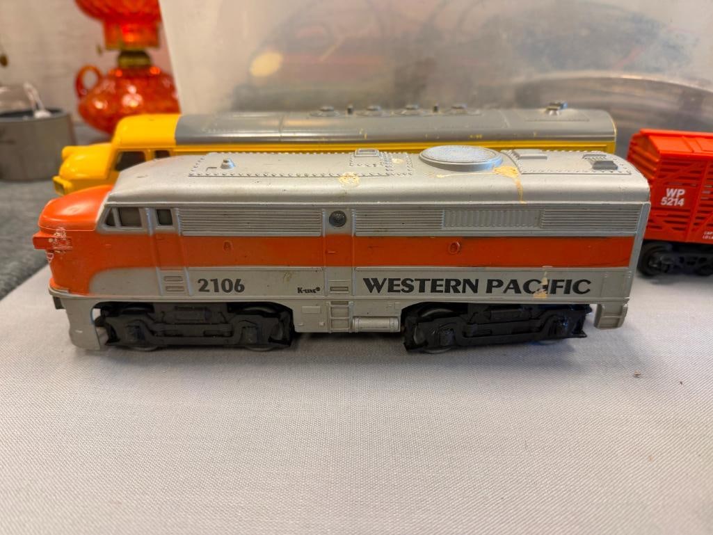 VINTAGE WILLIAMS ELECTRIC TRAINS AND K-LINE DIESEL LOCOMOTIVE 027 GAUGE WITH TRAIN CARS AND TRACK - 7