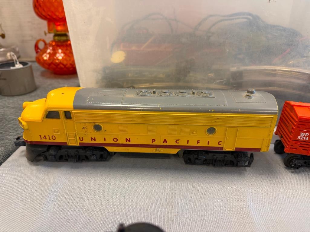VINTAGE WILLIAMS ELECTRIC TRAINS AND K-LINE DIESEL LOCOMOTIVE 027 GAUGE WITH TRAIN CARS AND TRACK - 8