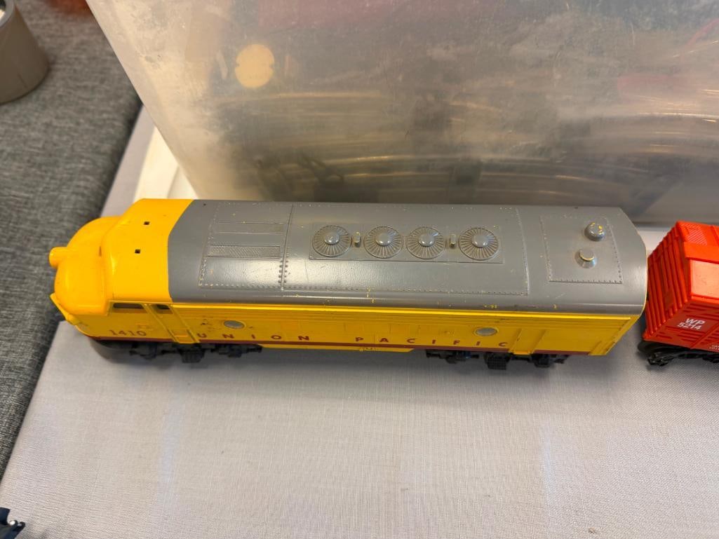 VINTAGE WILLIAMS ELECTRIC TRAINS AND K-LINE DIESEL LOCOMOTIVE 027 GAUGE WITH TRAIN CARS AND TRACK - 9