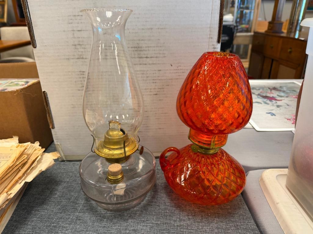 TWO VINTAGE GLASS KEROSENE OIL LANTERN INCLUDING FENTON AMBERINA DIAMOND QUILTED GLASS LAMP - 2