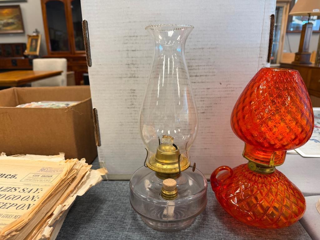 TWO VINTAGE GLASS KEROSENE OIL LANTERN INCLUDING FENTON AMBERINA DIAMOND QUILTED GLASS LAMP - 3