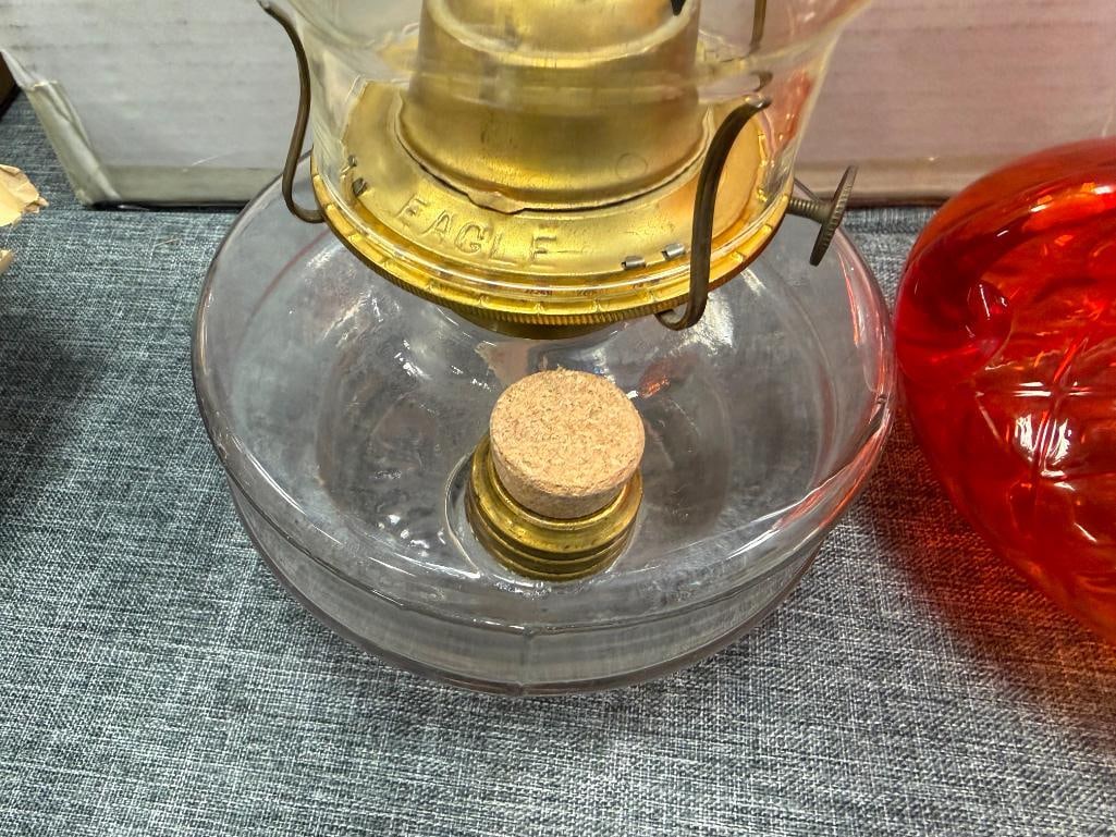 TWO VINTAGE GLASS KEROSENE OIL LANTERN INCLUDING FENTON AMBERINA DIAMOND QUILTED GLASS LAMP - 4