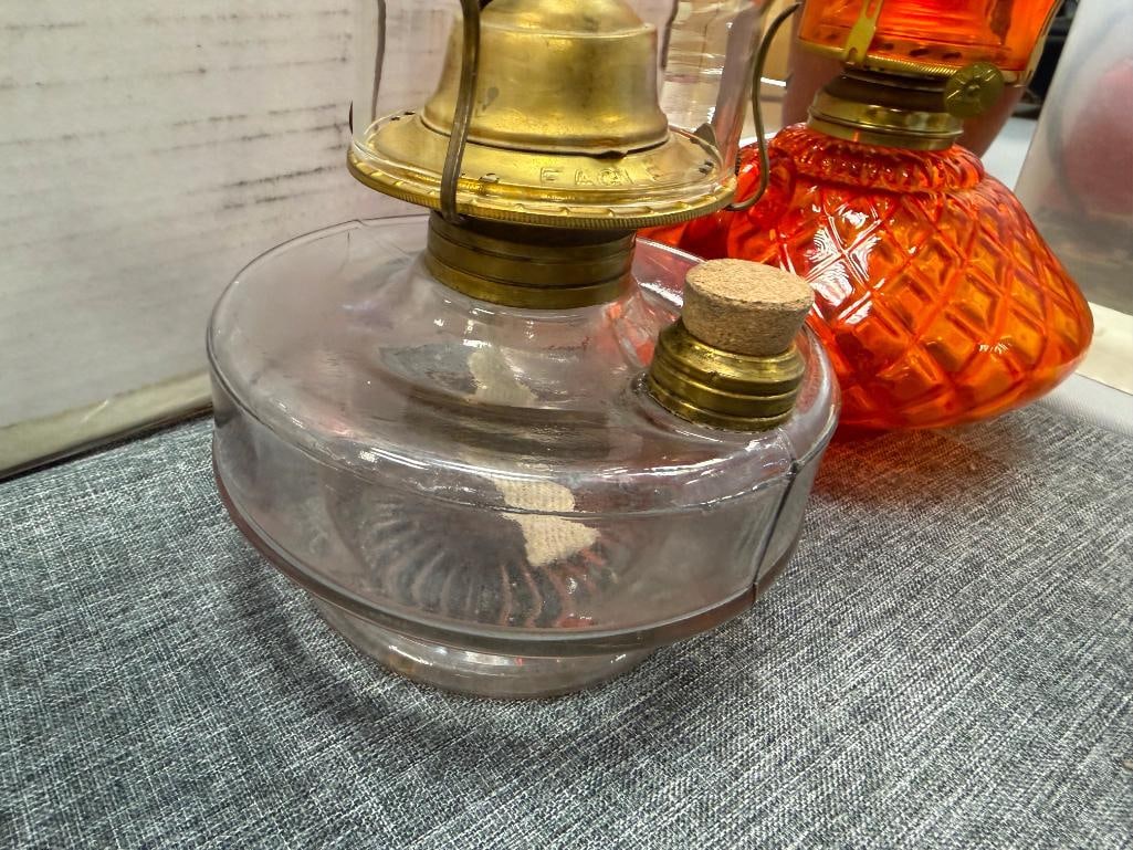 TWO VINTAGE GLASS KEROSENE OIL LANTERN INCLUDING FENTON AMBERINA DIAMOND QUILTED GLASS LAMP - 5