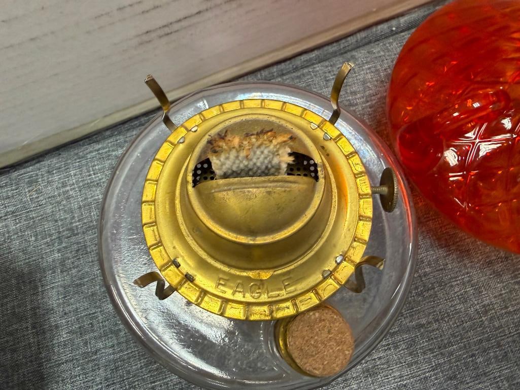 TWO VINTAGE GLASS KEROSENE OIL LANTERN INCLUDING FENTON AMBERINA DIAMOND QUILTED GLASS LAMP - 6