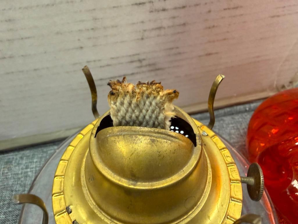 TWO VINTAGE GLASS KEROSENE OIL LANTERN INCLUDING FENTON AMBERINA DIAMOND QUILTED GLASS LAMP - 8