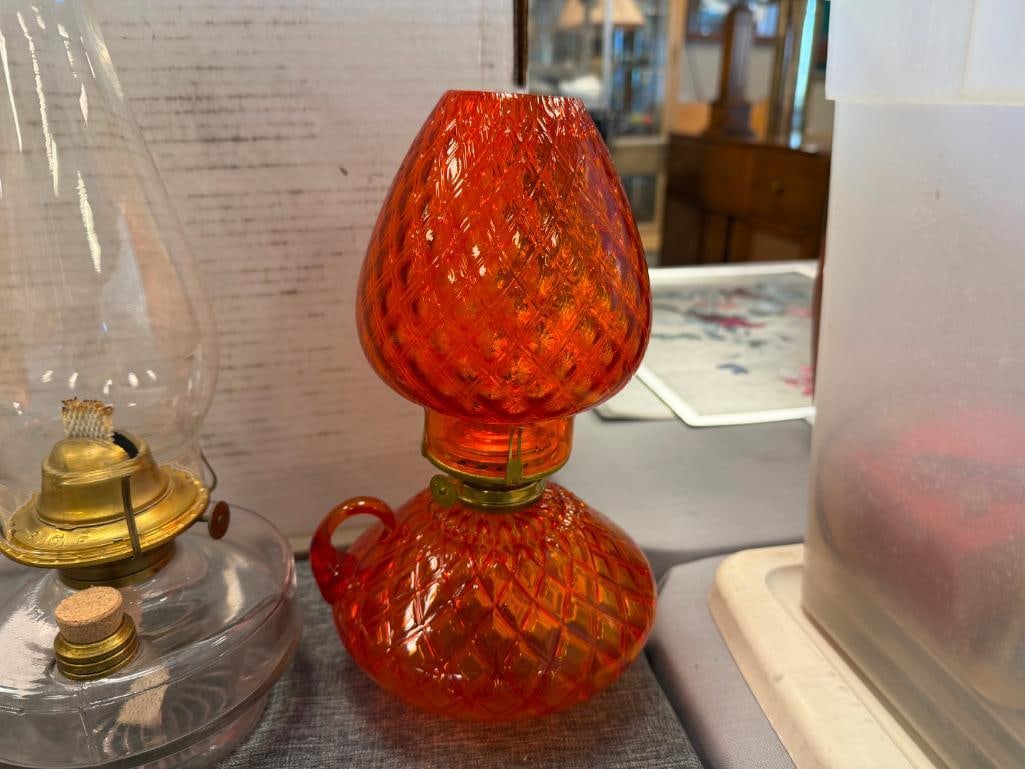 TWO VINTAGE GLASS KEROSENE OIL LANTERN INCLUDING FENTON AMBERINA DIAMOND QUILTED GLASS LAMP - 9