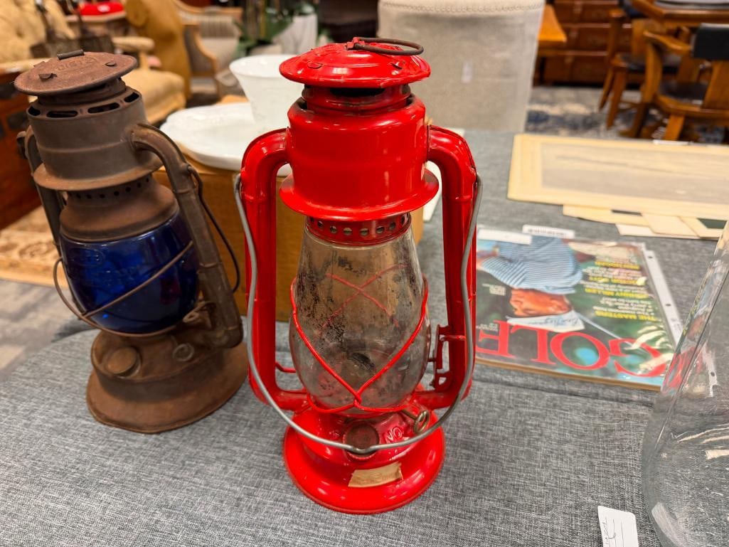 TWO KEROSENE OIL LANTERNS INCLUDING ANTIQUE DIETZ LITTLE WIZARD WITH BLUE GLASS GLOBE - 7