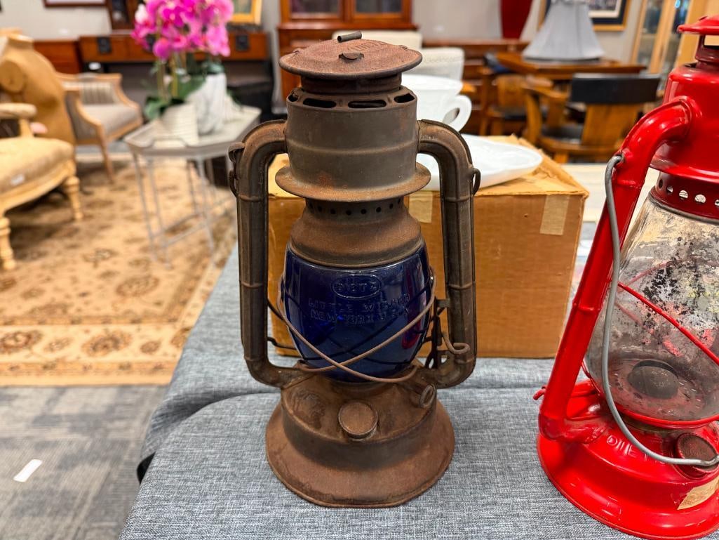 TWO KEROSENE OIL LANTERNS INCLUDING ANTIQUE DIETZ LITTLE WIZARD WITH BLUE GLASS GLOBE - 8