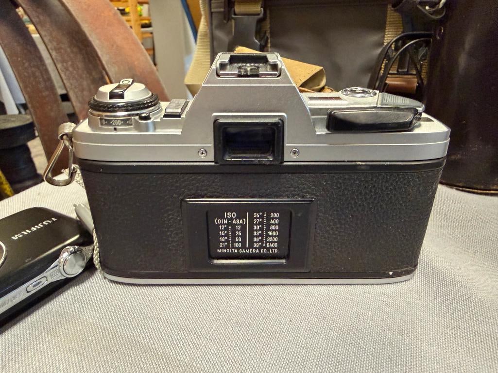 VINTAGE MINOLTA X-370 35MM SLR FILM CAMERA WITH LENSES AND ACCESORIES RELEASED IN 1984 - 17