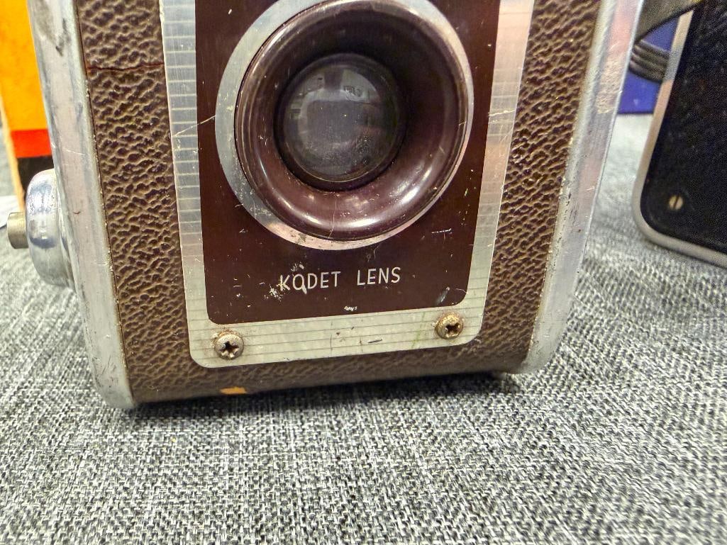 MID-CENTURY KODAK DURAFLEX II AND IV TWIN LENS TLR STYLE CAMERAS CIRCA 1950'S - 1960'S - 13