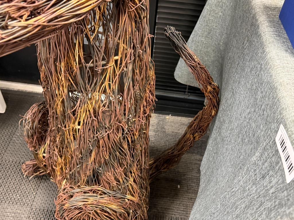 LARGE WHIMSICAL METAL WIRE YARD ART SCULPTURE OF A SITTING CAT - 10