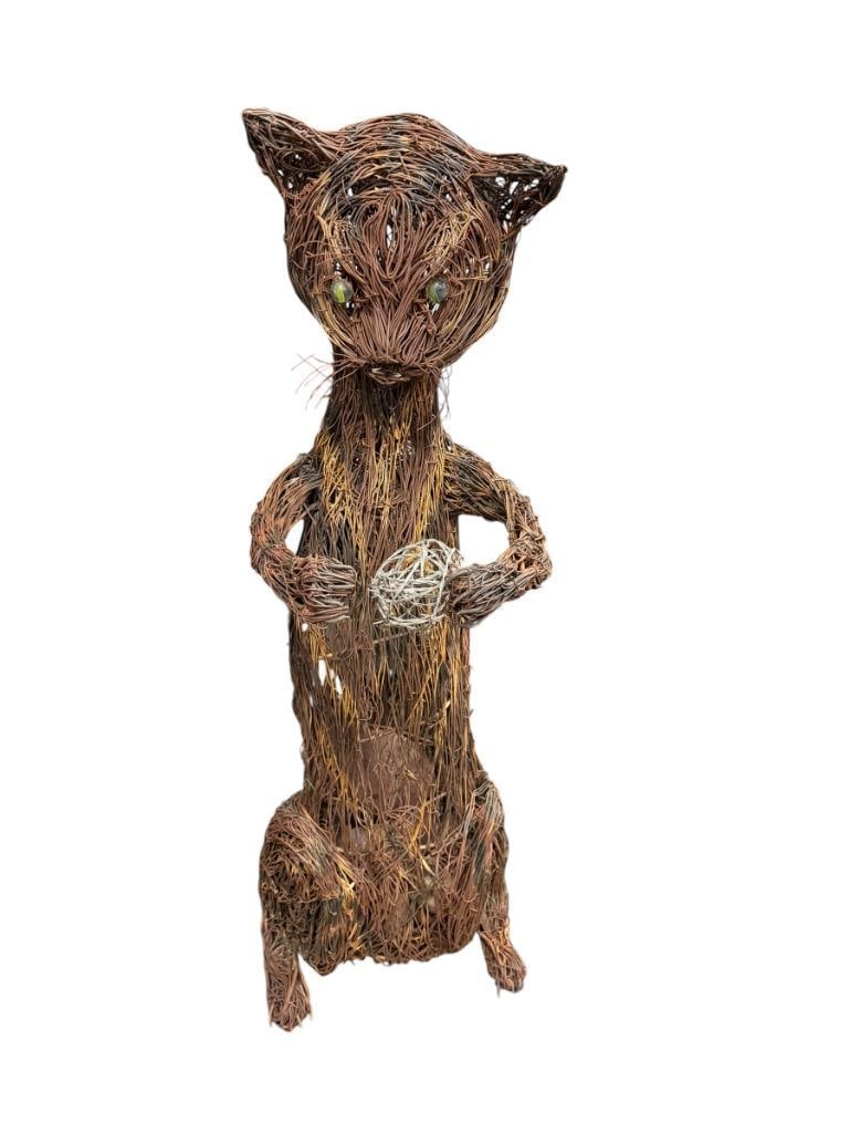 LARGE WHIMSICAL METAL WIRE YARD ART SCULPTURE OF A SITTING CAT (1 of 13)