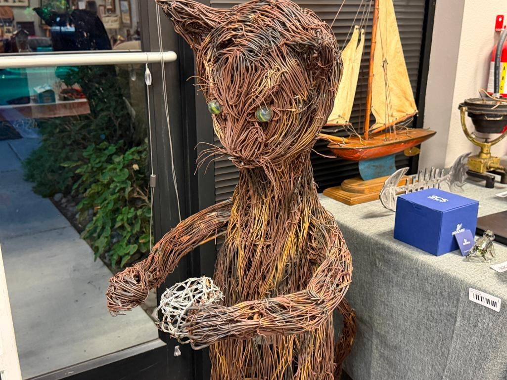 LARGE WHIMSICAL METAL WIRE YARD ART SCULPTURE OF A SITTING CAT - 3