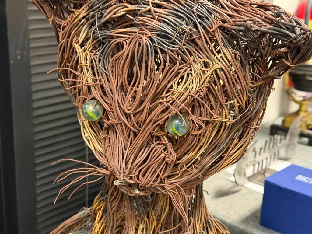 LARGE WHIMSICAL METAL WIRE YARD ART SCULPTURE OF A SITTING CAT - 4