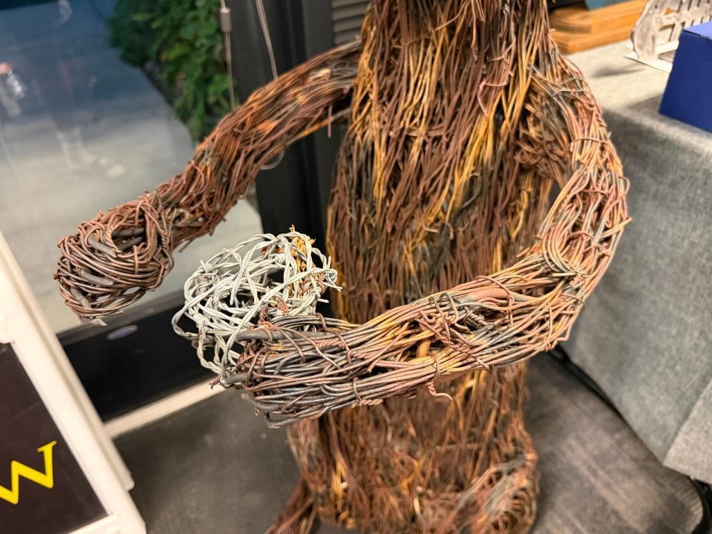 LARGE WHIMSICAL METAL WIRE YARD ART SCULPTURE OF A SITTING CAT - 6