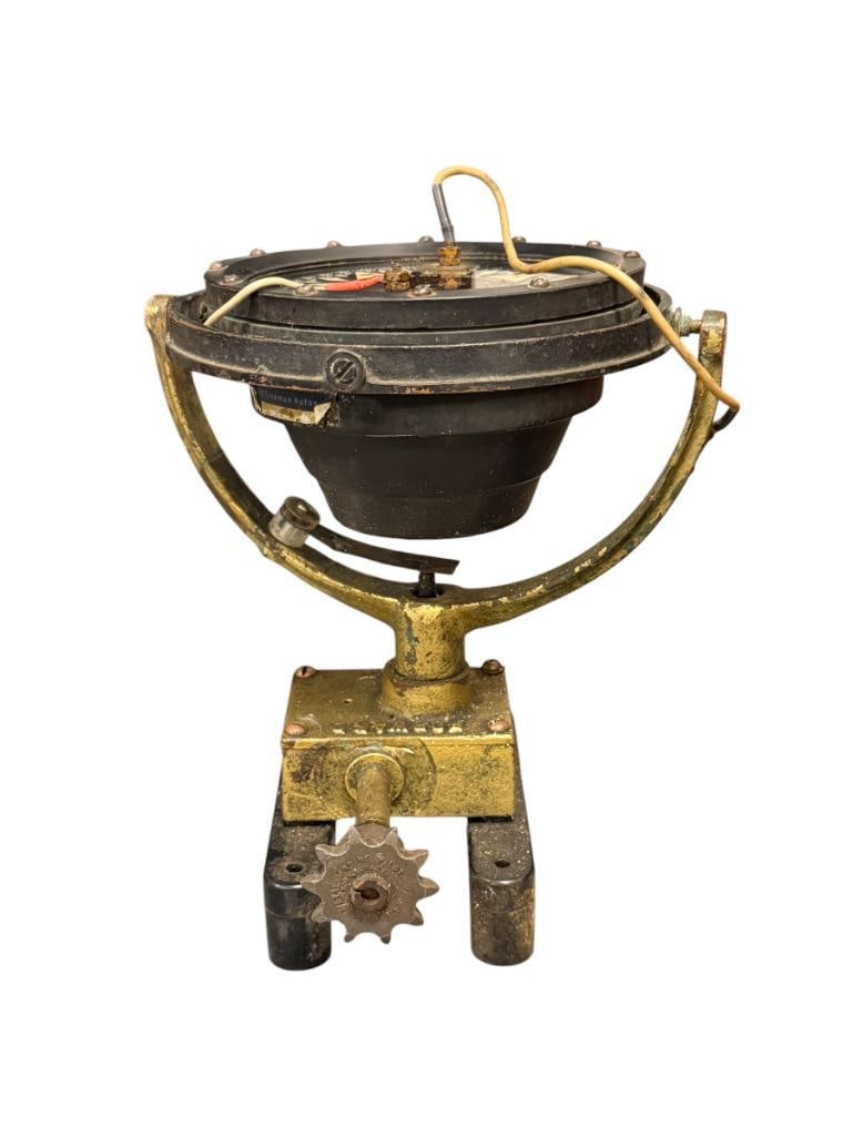 WWII ERA THE WOOD FREEMAN METAL MARINE PILOT COMPASS PAT. DATE 1937: MECHANICAL MARINE AUTOPILOT SYSTEM, MOUNTED ON GIMBAL RING WITH BRASS AND CAST METAL HOUSING 10" H, 6" DIA.