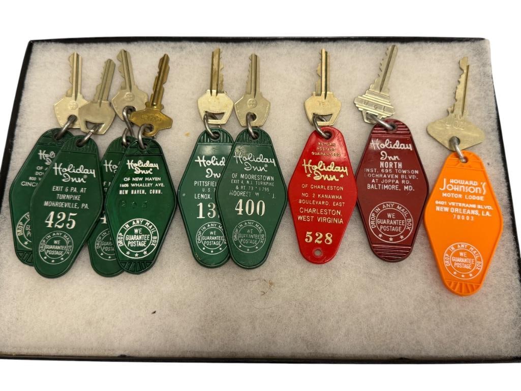 VINTAGE HOLIDAY INN / HOWARD JOHNSON'S MOTOR LODGE HOTEL KEYS: EIGHT HOLIDAY INN HOTEL KEYS WITH GREEN, RED, AND PURPLE ROOM NUMBER KEY CHAIN, AND HOWARD JOHNSON'S KEY CHAIN IN ORANGE, ALL ARE LEGIBLE, FROM VARIOUS STATES CONNECTICUT, MARYLAND, LOUISIANA, ETC.