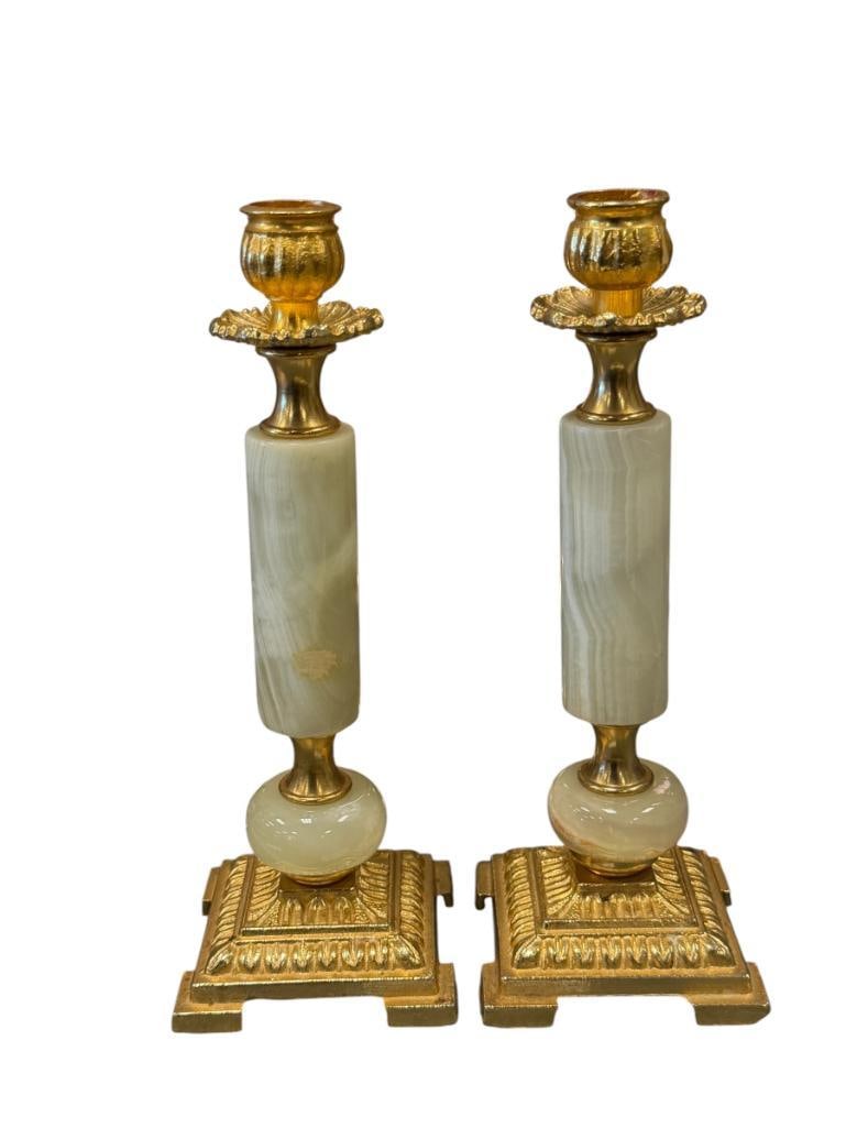 VINTAGE ONYX AND GOLD TONED BRASS CANDLESTICK HOLDERS WITH ORNATE SQUARE BASE: 9" H
