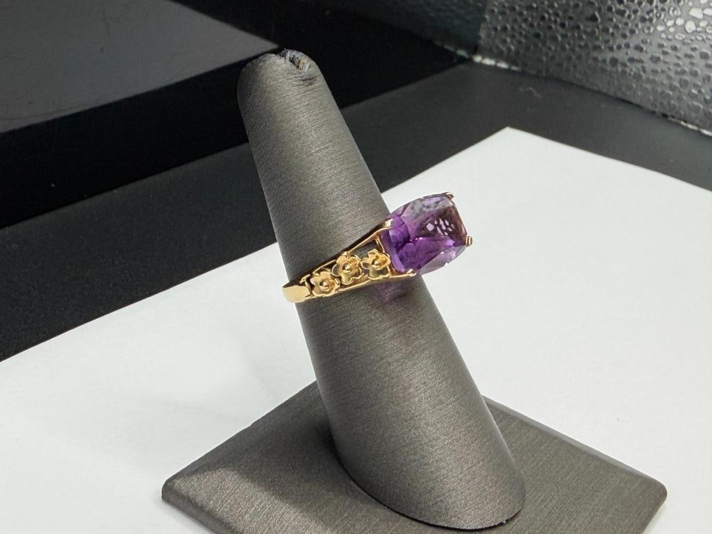 14K YELLOW GOLD CUSHION CUT AMETHYST FASHION RING WITH FIGURAL FLOWER DESIGN ON SHOULDERS OF SHANK - 2