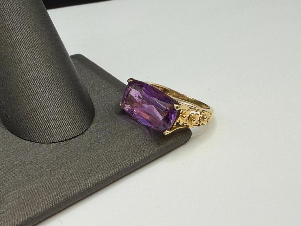 14K YELLOW GOLD CUSHION CUT AMETHYST FASHION RING WITH FIGURAL FLOWER DESIGN ON SHOULDERS OF SHANK - 3