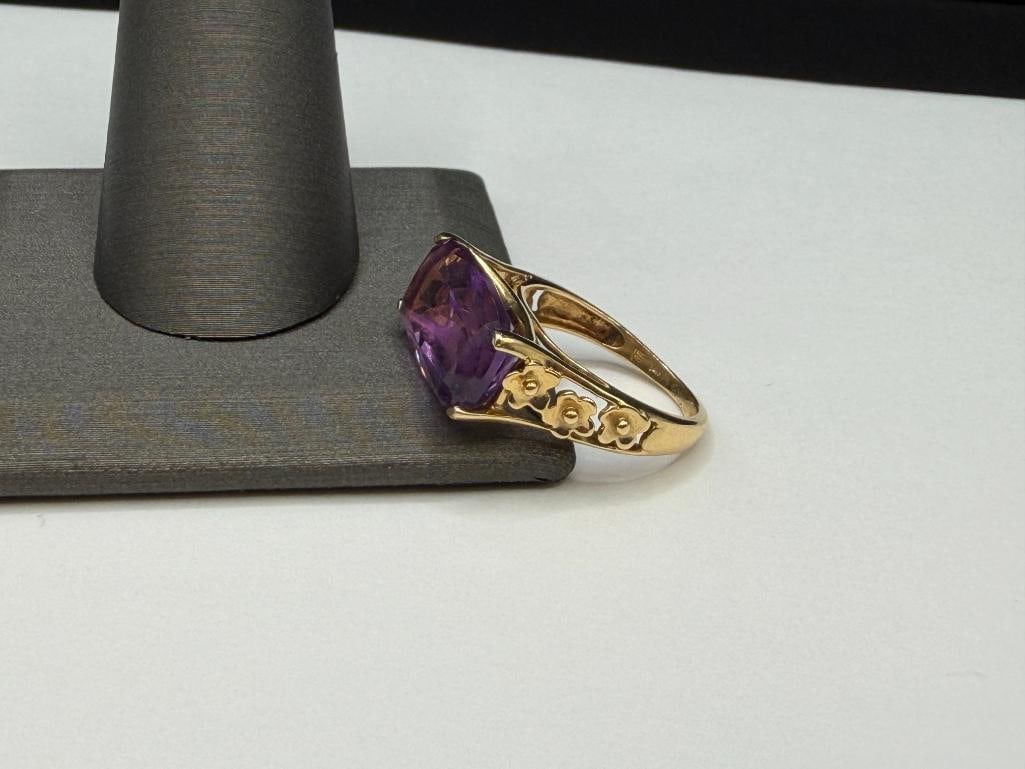 14K YELLOW GOLD CUSHION CUT AMETHYST FASHION RING WITH FIGURAL FLOWER DESIGN ON SHOULDERS OF SHANK - 4
