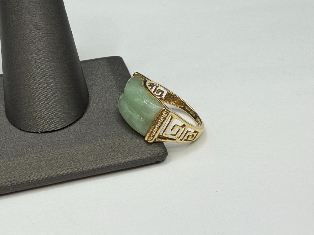 14K YELLOW GOLD GREEN JADE RING WITH PIERCED GREEK KEY DESIGN ON SHOULDERS OF SHANK - 3