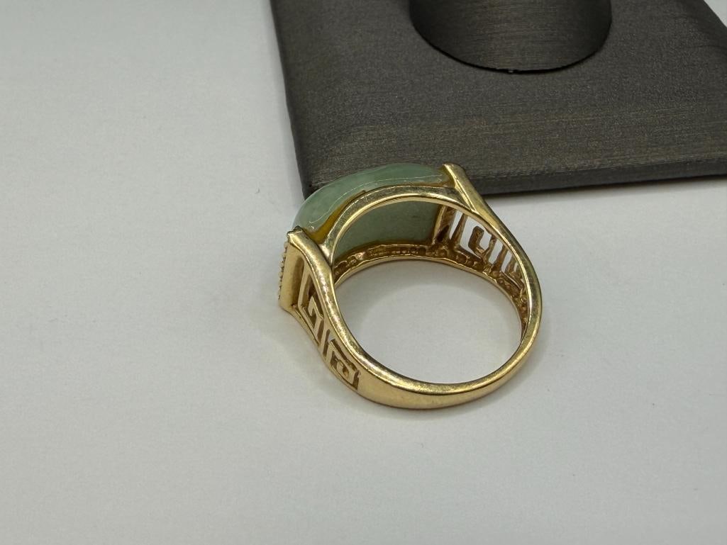 14K YELLOW GOLD GREEN JADE RING WITH PIERCED GREEK KEY DESIGN ON SHOULDERS OF SHANK - 4