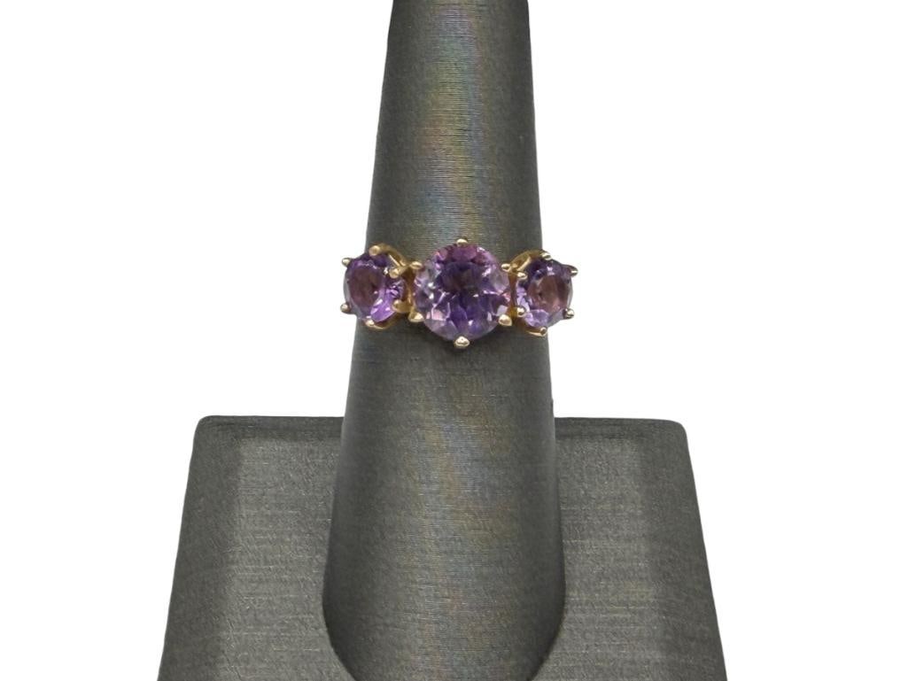 10K YELLOW GOLD ROUND CUT AMETHYST FASHION RING: FEATURING THREE ROUND CUT AMETHYSTS WITH A LARGER ONE IN CENTER SIZE 6 1/4, 8MM AND 6MM AMETHYSTS, 3.33 GRAMS