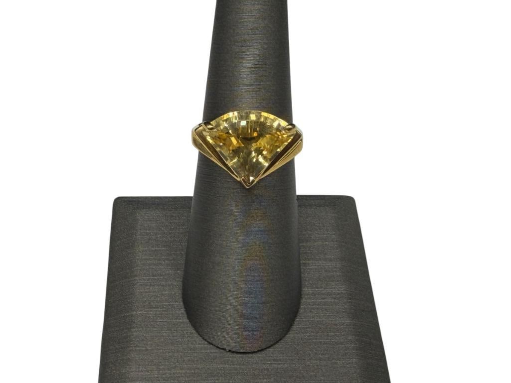 14K YELLOW GOLD FAN SHAPED TRILLION CUT YELLOW CITRINE FASHION RING: FEATURING PIERCED DESIGN ON SHOULDERS OF SHANK, DESIGNER HALLMARKED SIZE 6, 15MM X 12MM CITRINE, 4.51 GRAMS