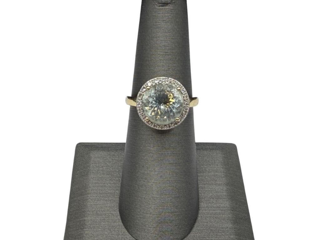14K YELLOW GOLD ROUND CUT GREEN QUARTZ RING ACCENTED BY A HALO OF ROUND BRILLIANT CUT DIAMONDS: DESIGNER HALLMARKED SIZE 6 1/4, 10MM QUARTZ, 1MM DIAMONDS, 3.42 GRAMS