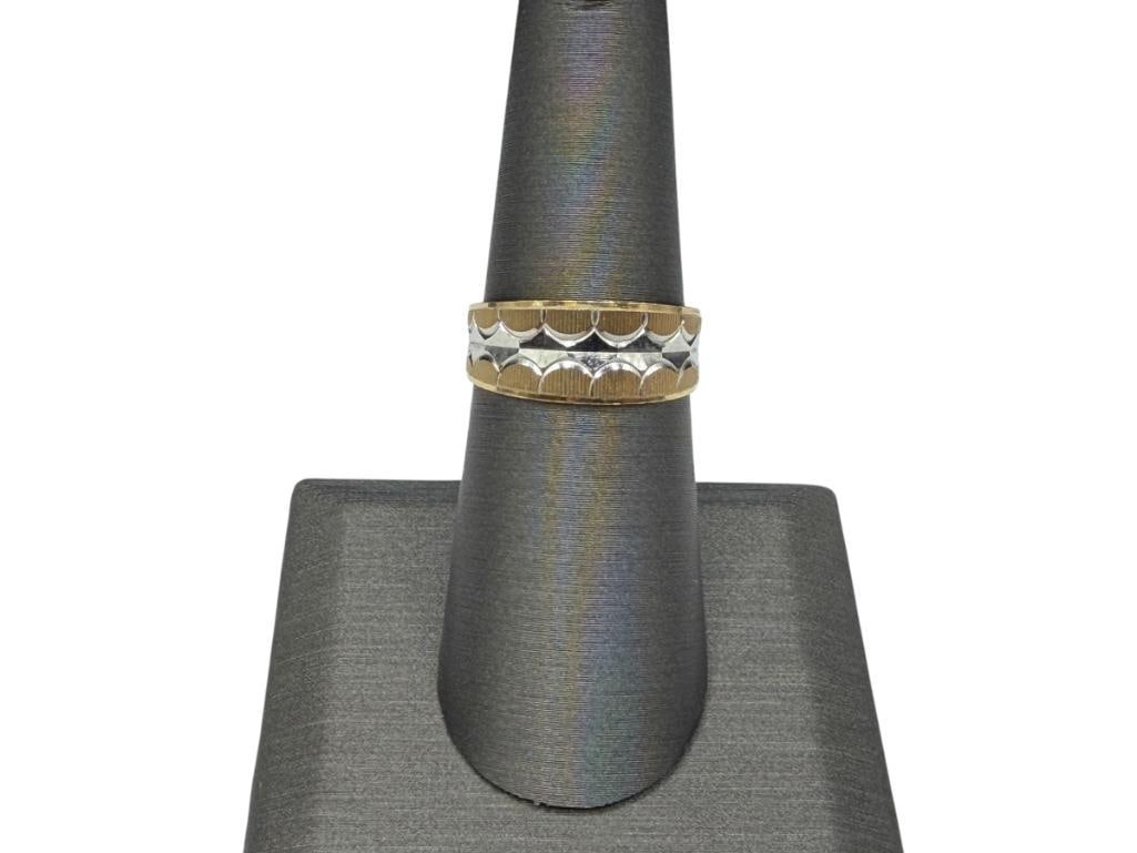 14K TWO-TONE GOLD RING FEATURING UNIQUE PATTERN: DESIGNER HALLMARKED SIZE 7, 5/16" FRONT, 3.58 GRAMS