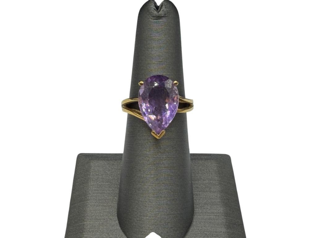 14K YELLOW GOLD PEAR CUT AMETHYST RING: FEATURING PIERCED DESIGN ON SHOULDERS OF SHANK, DESIGNER HALLMARKED SIZE 6, 5/8" FRONT, 15MM X 10MM AMETHYST, 4.54 GRAMS