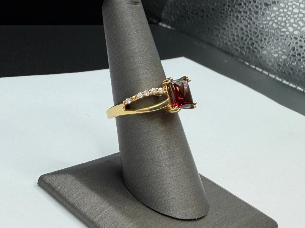 14K YELLOW GOLD SMOOTH PRINCESS CUT GARNET AND ROUND BRILLIANT CUT DIAMOND RING - 2