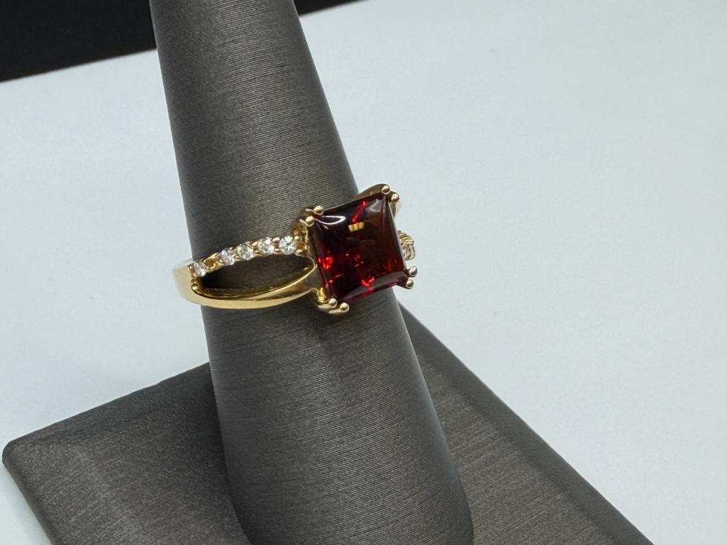 14K YELLOW GOLD SMOOTH PRINCESS CUT GARNET AND ROUND BRILLIANT CUT DIAMOND RING - 3