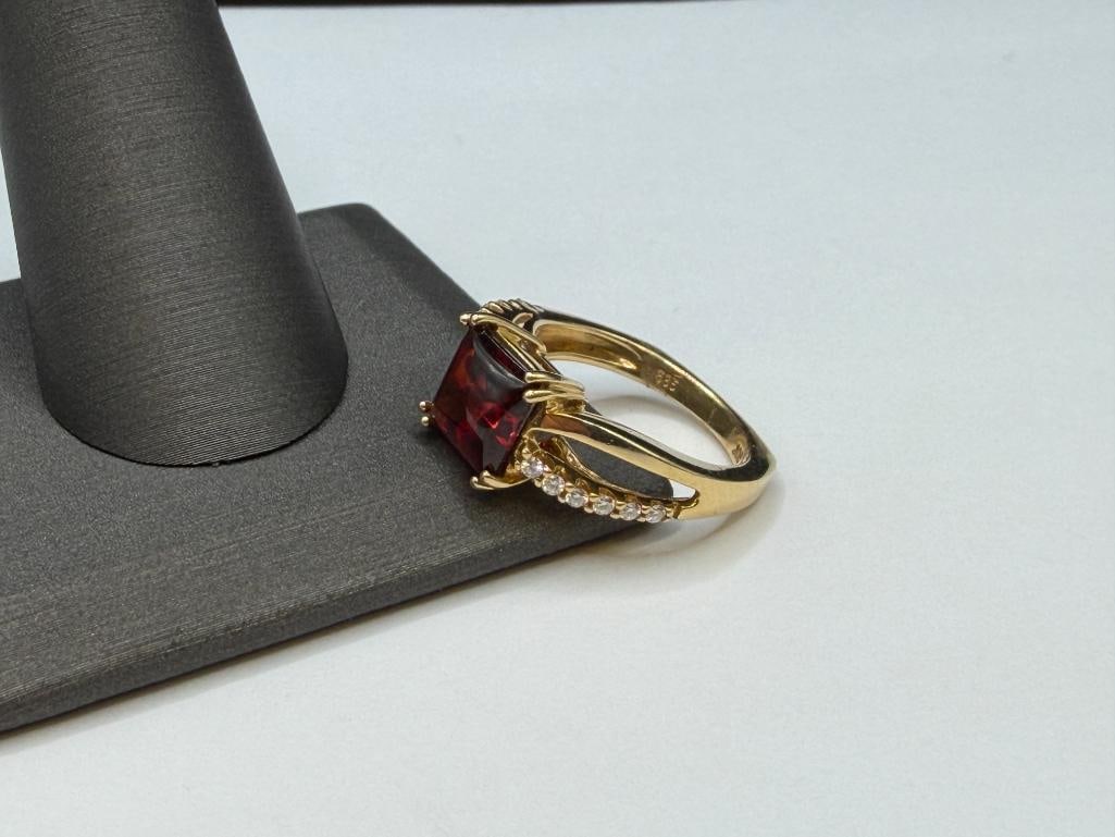 14K YELLOW GOLD SMOOTH PRINCESS CUT GARNET AND ROUND BRILLIANT CUT DIAMOND RING - 4