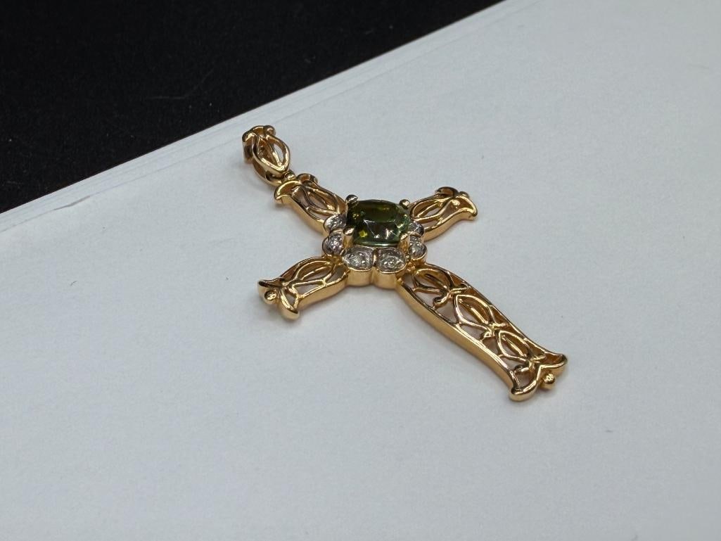 14K YELLOW GOLD FILIGREE RADIANT CUT GREEN TOURMALINE AND ROUND BRILLIANT CUT DIAMOND CROSS PENDANT - 3