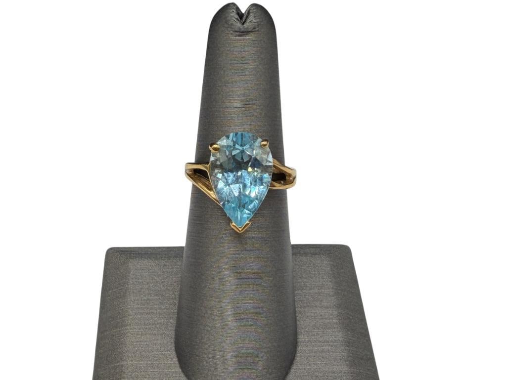 14K YELLOW GOLD PEAR CUT SWISS BLUE TOPAZ RING: FEATURING PIERCED DESIGN ON SHOULDERS OF SHANK, DESIGNER HALLMARKED SIZE 6, 5/8" FRONT, 4.42 GRAMS, 15MM X 10MM TOPAZ