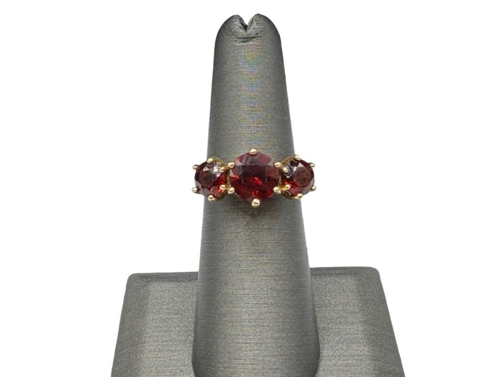 10K YELLOW GOLD ROUND CUT GARNET FASHION RING: FEATURING THREE ROUND CUT GARNETS WITH LARGEST IN CENTER SIZE 6, 3.96 GRAMS, 8MM AND 6MM GARNETS
